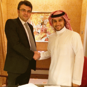 Prinţul Khaled bin Alwaleed, fondator al KBW Investments, a participat la ceremonia de semnare a tranzacţiei, împreună cu ing. Florin Nistor Chinole, fondator şi partener al Arcadia Engineering.