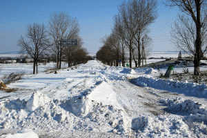 Două drumuri naţionale rămân închise din cauza zăpezii