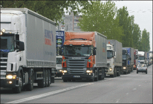 Transportatorii îşi continuă protestele