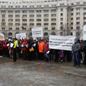 Parlamentul, băncile, ANPC şi Justiţia întorc spatele celor creditaţi în CHF