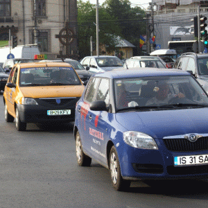 Conflictul dintre asiguratori şi service-urile auto se tranşează în Camera Deputaţilor