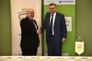 Michael Mendel - preşedinte al Consiliului de Supraveghere din Volksbank România (stânga); Horia Ciorcilă - preşedinte al Consiliului de Administraţie al Băncii Transilvania (dreapta)