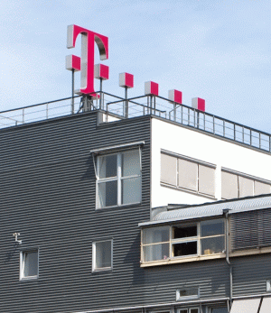 "Unii dintre angajaţii Telekom România au semnat diminuarea salariului sau demisia"