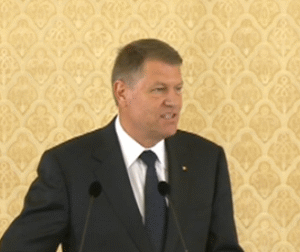 Iohannis sesizează Curtea Constituţională pe legea serviciilor comunitare