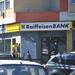 Profitul net al Raiffeisen Bank International s-a înjumătăţit în primul trimestru