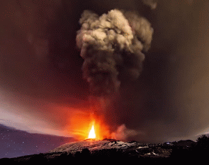 Erupţia vulcanului Etna a dus la închiderea unui aeroport din apropiere