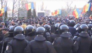 Mii de persoane au protestat în faţa Parlamentului