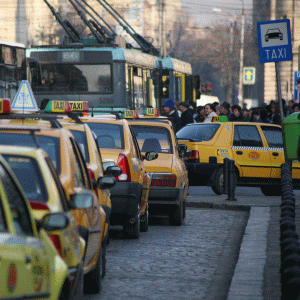 "Clienţii de la aeroport aşteaptă şi o oră un taxi"