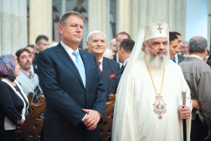 Klaus Iohannis (stânga) şi Patriarhul Daniel (dreapta)