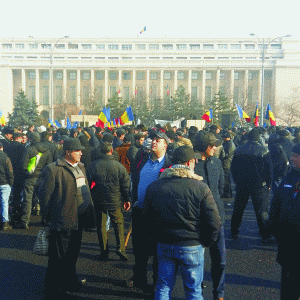 Peste 300 de persoane au protestat faţă de situaţia Liceului Teologic Romano-Catolic din Târgu Mureş