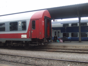 Patru vagoane ale unui tren de marfă încărcat cu azotat de amoniu au deraiat în Harghita