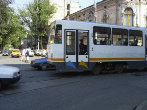 RATB deviază circulaţia tramvaielor pe liniile 25 şi 7 în urma unei avarii la reţeaua de apă 