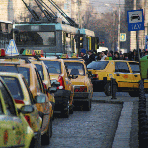 Taximetriştii ameninţă că se vor retrage din Aeroportul Otopeni, nemulţumiţi de promovarea serviciului Uber