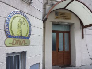 Plutonier adjunct din Câmpulung Moldovenesc, trimis în judecată pentru trafic de influenţă