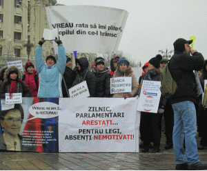 Împrumutaţii în CHF protestează din nou în faţa Băncii Naţionale a României