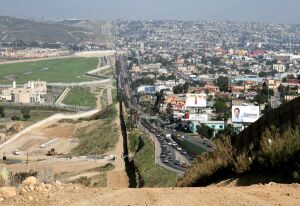 Graniţa dintre SUA şi Mexic. La stânga se află San Diego, California, SUA, iar la dreapta se regăseşte oraşul mexican Tijuana (sursa foto: Wikipedia)