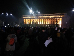 Aproximativ 80.000 de oameni au protestat în Piaţa Victoriei