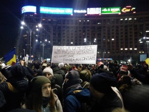 Aproximativ 170.000 de persoane protestează în Piaţa Victoriei