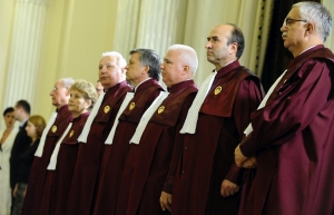 Magistraţii solicită tuturor să se abţină de la presiuni asupra Curţii Constituţionale 