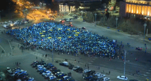 Steagul UE, realizat de protestatarii din Piaţa Victoriei (Sursa foto: captură Youtube)