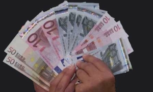 Euro depăşeşte 4,55 lei şi atinge un nivel maxim de aproape patru ani