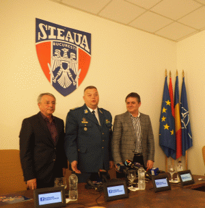 Ion Ion (antrenor Steaua), Cristian Petrea (comandantul Clubului Sportiv al Armatei Steaua), Marius Lăcătuş (coordonator secţia fotbal) - de la stânga la dreapta