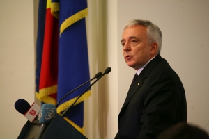 Mugur Isărescu