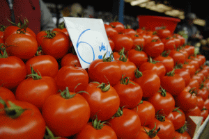 Peste 1.200 de legumicultori din Olt vor recolta şi pune în vânzare tomate în luna mai