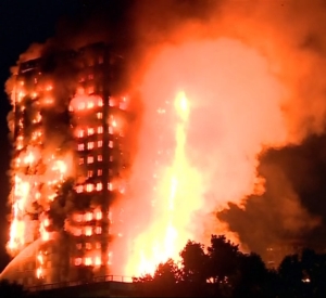 Grenfell Tower în timpul incendiului (Sursa foto: captură Youtube)