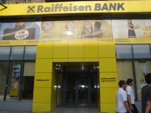 Raiffeisen Bank: "Investigăm în primul rând autenticitatea «documentelor» apărute în spaţiul public"