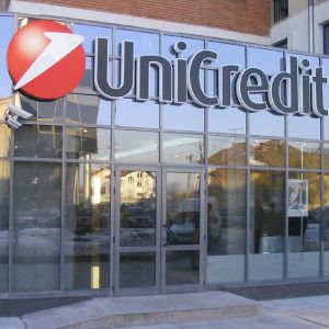 "UniCredit" vinde credite neperformante de 17,7 miliarde de euro