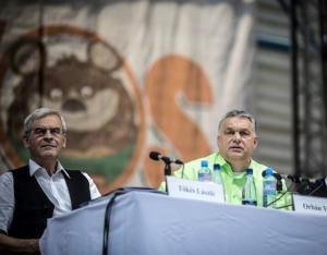 Viktor Orban (dreapta) alături de Laszlo Tokes (stânga), la Băile Tuşnad (Sursa foto: Facebook)