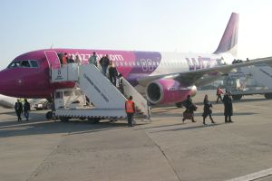 Sute de pasageri britanici au rămas blocaţi în România după ce Wizz Air a anulat un zbor spre Glasgow