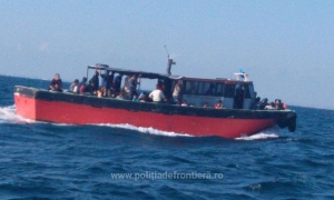 Pescador cu migranţi interceptat (Sursa foto: Poliţia de Frontieră)