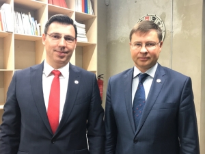 Ionuţ Mişa şi Valdis Dombrovskis (Sursa foto: Twitter)