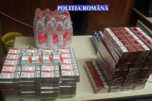 Ţigări şi alcool confiscate (Sursa foto: Poliţia Română)