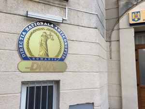 Un număr de 16 persoane, reţinute în dosarul CNAS