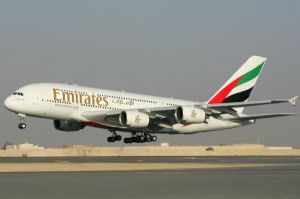 Surse: "Airbus" negociază vânzarea a 30 de avioane A380 cu "Emirates"