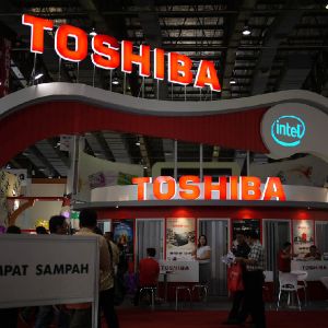 Toshiba vrea să vândă acţiuni de 5,4 miliarde dolari