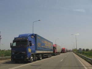 Traficul rutier pe DN3 la Lehliu este oprit, după ce un TIR s-a răsturnat