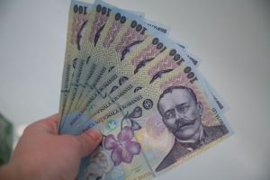 "Creşterea investiţiilor în acţiuni ale fondurilor de pensii ar putea compensa contribuţia diminuată"