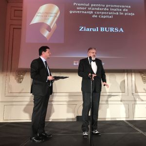 Adrian Tănase, CIO of NN, has handed the award to MAKE, the president of the BURSA press group.