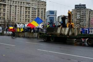 Protestatarii au demontat schelele instalate în Piaţa Victoriei de angajaţii Primăriei Capitalei pentru târgul de sărbători (Sursa foto: "Corupţia Ucide"/ Facebook)