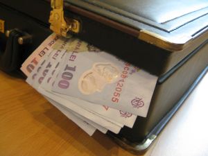 Trei oameni de afaceri trimişi în judecată pentru evaziune fiscală