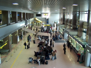 Pistele şi platformele de îmbarcare-debarcare ale Aeroportului Otopeni, evaluate la 61 milioane lei