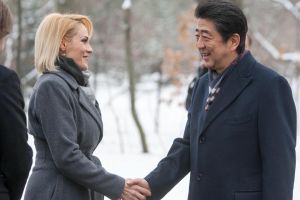 Gabriela Firea a vizitat împreună cu Prim-ministrul Japoniei, Shinzo Abe, Grădina Japoneză din parcul Herăstrău