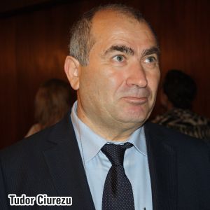 "Una din problemele cu care se confruntă societatea este efortul managementului societăţii de a asigura echilibrul optim între sumele alocate investiţiilor şi sumele necesare plăţii dividendelor urmare a dorinţei acţionarilor de a distribui anual dividende cât mai ridicate, cu toate că în fiecare an suma alocată dividendelor a reprezentat un procent important din profitul net realizat", a declarat Tudor Ciurezu.