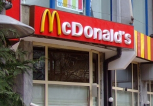 McDonald's anunţă "Promisiunea Globală faţă de Familii", adresându-se meniurilor pentru copii