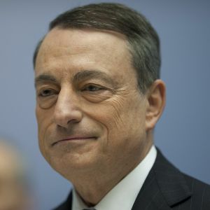 La conferinţa de presă de la Frankfurt, Mario Draghi a prezentat prognozele economice revizuite în sens pozitiv şi omis din comunicatul instituţiei paragraful referitor la posibilitatea creşterii din nou a achiziţiilor de titluri financiare prin ti­părire, în cazul deteriorării condiţiilor economice.