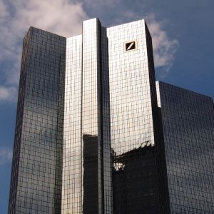 "Deutsche Bank" îşi evaluează divizia de administrare a activelor la un maxim de 7,2 miliarde euro